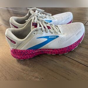 Brooks Adrenaline GTS 22 white brilliant and pink Leopard women’s US 9 Like New